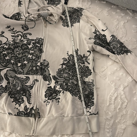 Zip-up hoodie, light weight, bought at urban outfitters - Picture 4 of 5